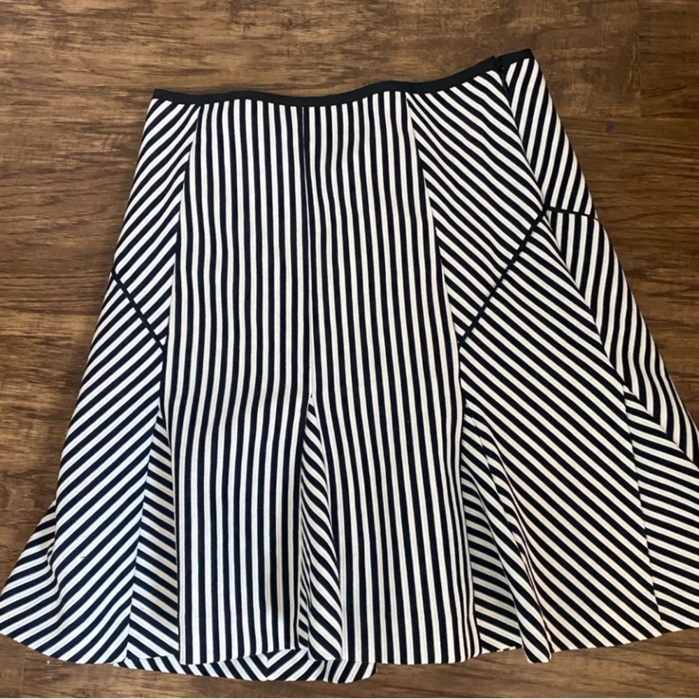 Banana Republic Striped Pinstripe Fluted Black White Skirt Size 4 NWT.
